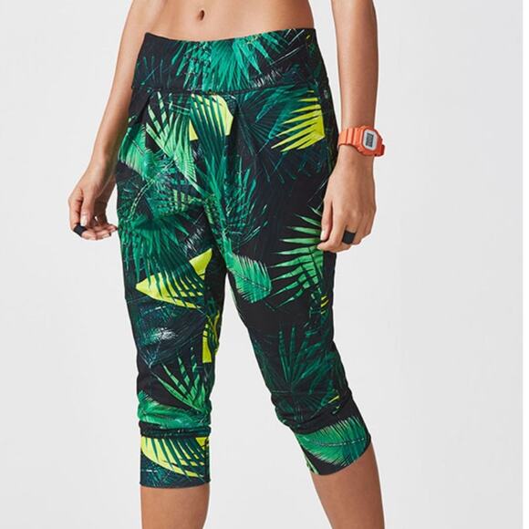 Fabletics Yogi‎ Capri Green Tropical Rainforest Print Yoga Leggings Sz M - Picture 1 of 15